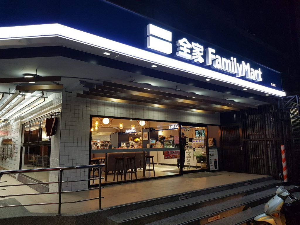 Family Mart Daan