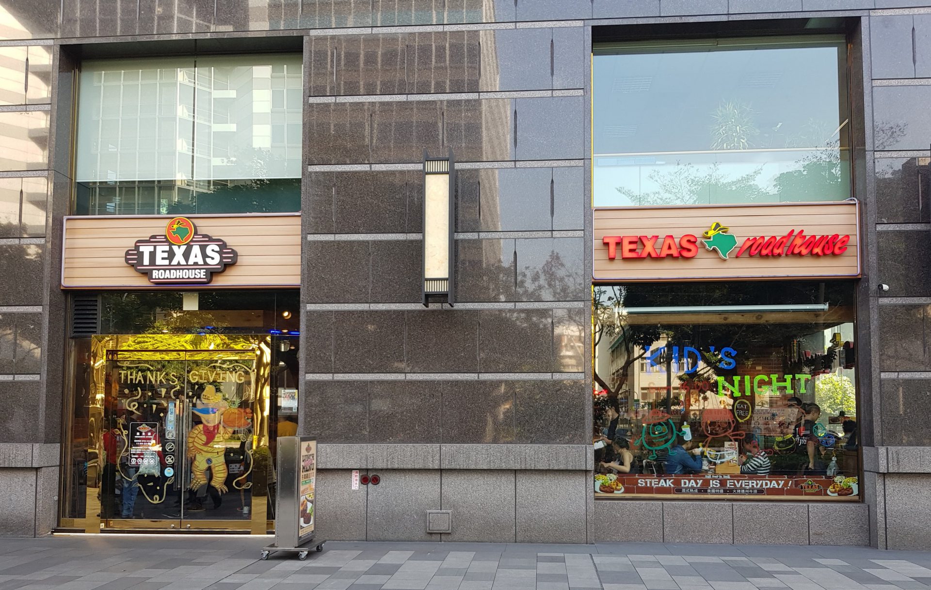 Juicy Steaks at Texas Roadhouse - Taipei Travel Geek